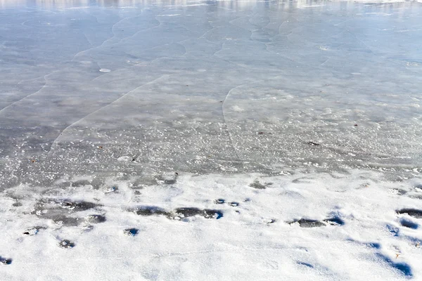 Riva del fiume ghiacciata nella soleggiata giornata invernale — Foto Stock