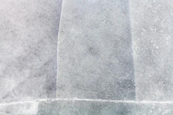 Eisblöcke auf gefrorenem See an kalten Wintertagen - Stockfotografie