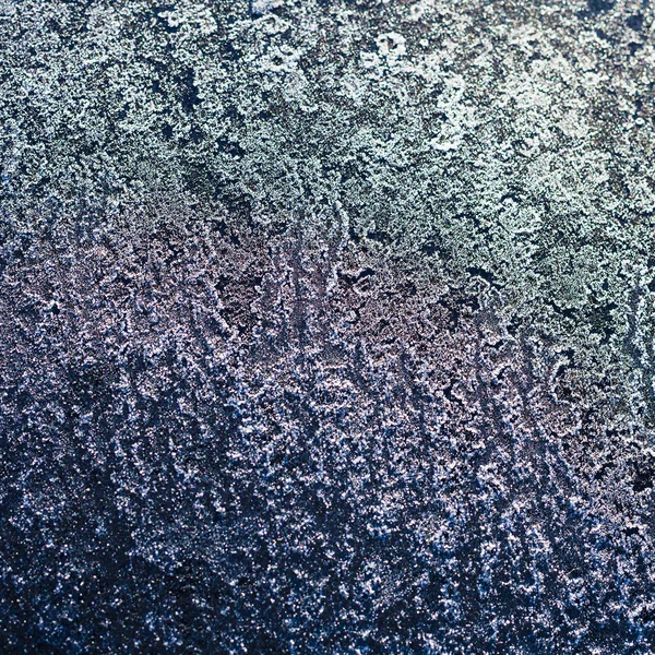 Geada a cores na placa de metal preto no inverno — Fotografia de Stock