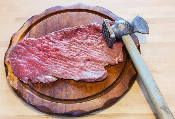 Maillet de viande et morceau de veau battu — Photo