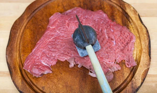 Vue de dessus de veau cru sont battus par attendrisseur de viande — Photo