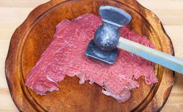 Fetta di vitello sono battuti da carne tenderizer — Foto Stock