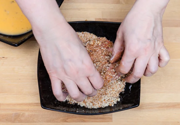 Cozinhar mãos pão schnitzel vitela em farinha de rosca — Fotografia de Stock