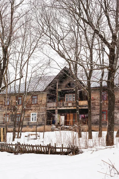 Altes hölzernes Landhaus im Winter — Stockfoto