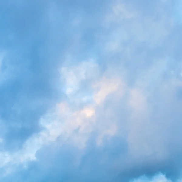 Голубые облака в закатном небе зимой — стоковое фото