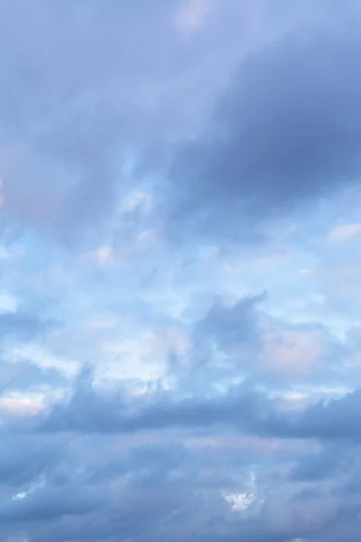 Blauwe wolken in de hemel van de twiling in de winter — Stockfoto