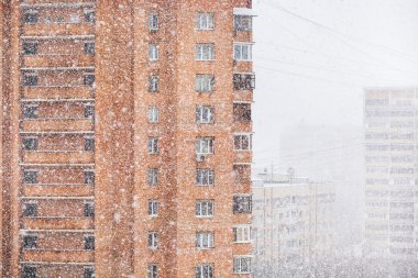 şehirde güçlü kar yağışı ve apartman evleri