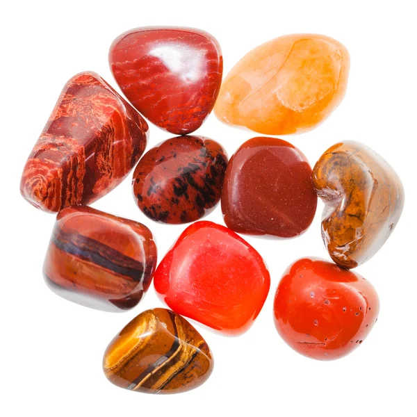 Hög med röda och orange naturliga mineral ädelstenar — Stockfoto