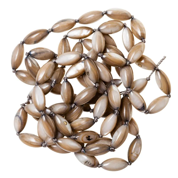 Spletené náhrdelníky z šedých hnědých oválných korálků — Stock fotografie