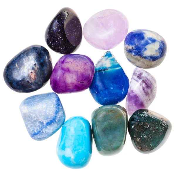 Hög med blått och violett naturliga mineral ädelstenar — Stockfoto