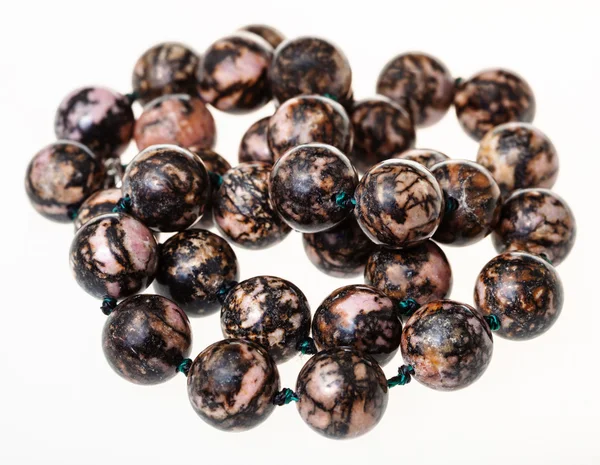 Karışık rhodonite değerli taş boncuk kolye — Stok fotoğraf