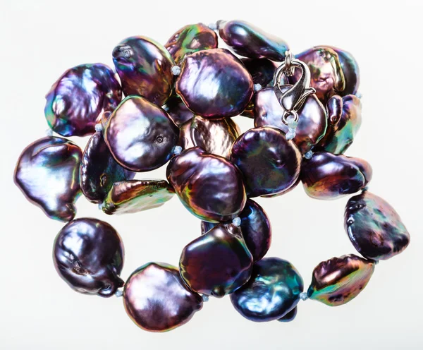 Collier enchevêtré de perles nacre irisées — Photo