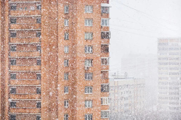 Сильный снег и жилые дома в городе — стоковое фото
