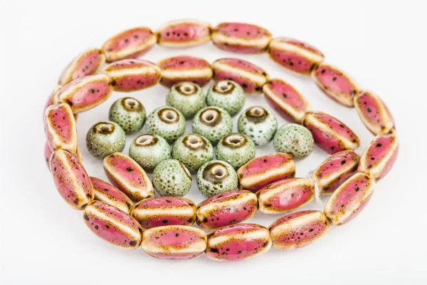 Ovál červené a zelené kulaté keramické korálky — Stock fotografie