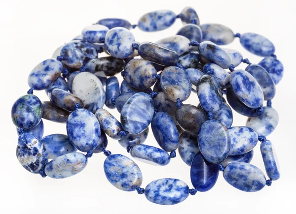 Trassliga halsband från blå lazurite ädelsten pärlor — Stockfoto