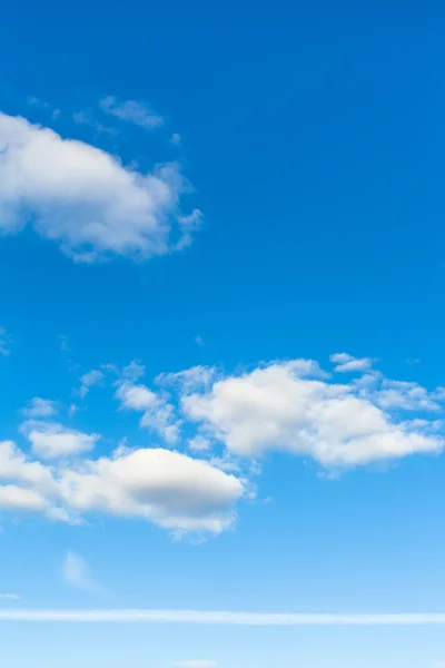 Modrá obloha s mraky a horizontální letadlo trasování — Stock fotografie