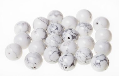 Beyaz howlite değerli taş birçok boncuk