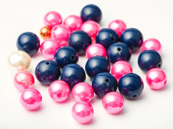 De nombreuses perles de verre et de plastique bleues et roses — Photo