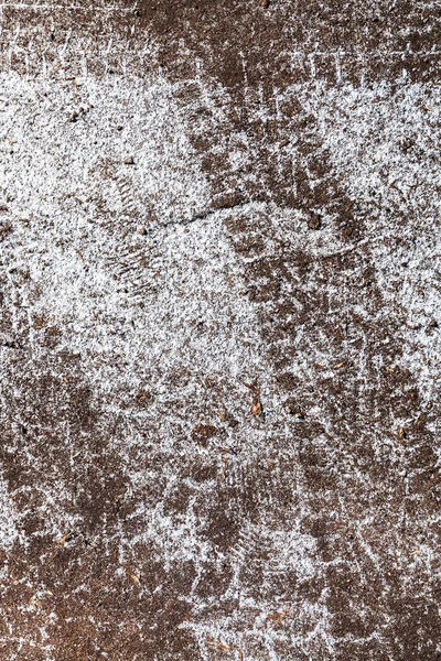 Следы шин на покрытой снегом дороге — стоковое фото