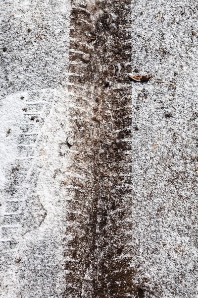 Следы шин на покрытой снегом дороге — стоковое фото