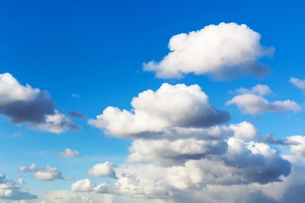 Large white cumulus clouds in blue sky in spring — Stock Photo, Image