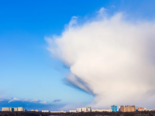 Atmosfärisk framsidan över staden på våren — Stockfoto