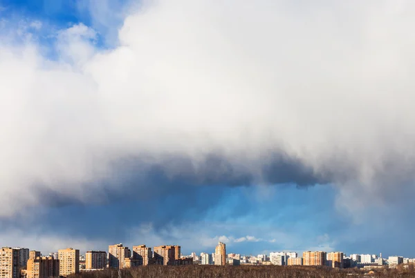 晴れた日の都市の大きな雪の雲 — ストック写真