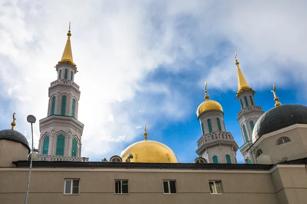 Towers of Moscow Cathedral Mosque in snowfall — Stock Photo, Image