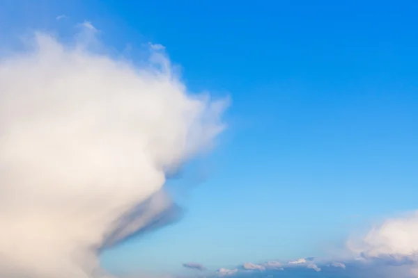 前線で青い空に白い雲 — ストック写真