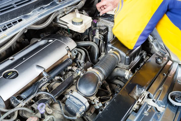 Reparación de motor de coche de cerca — Foto de Stock