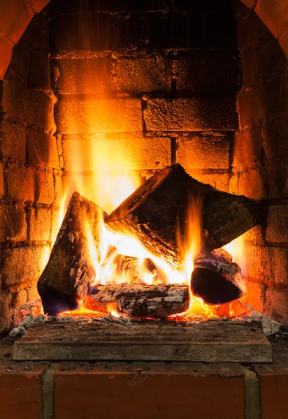 Leña ardiente en la caja de fuego de la chimenea —  Fotos de Stock