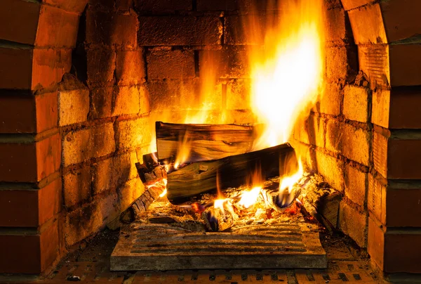 Hořící dřevo v Cihlový krb — Stock fotografie