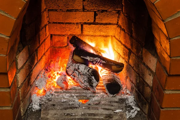 Ceniza, carbón y leña en la chimenea — Foto de Stock