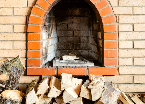 Pas allumé cheminée en brique et bois de chauffage — Photo