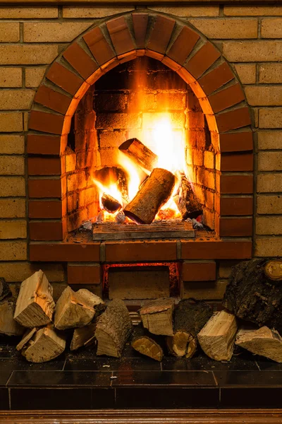 Holz und Feuer im Kamin — Stockfoto