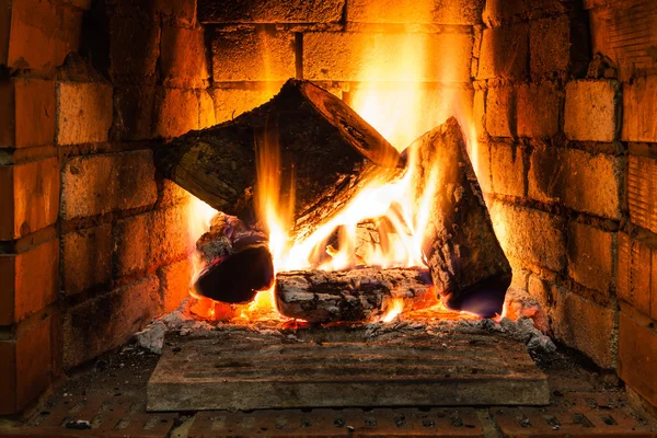 La quema de madera en la caja de fuego de chimenea — Foto de Stock