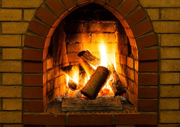 Quema de troncos de madera en chimenea de ladrillo —  Fotos de Stock