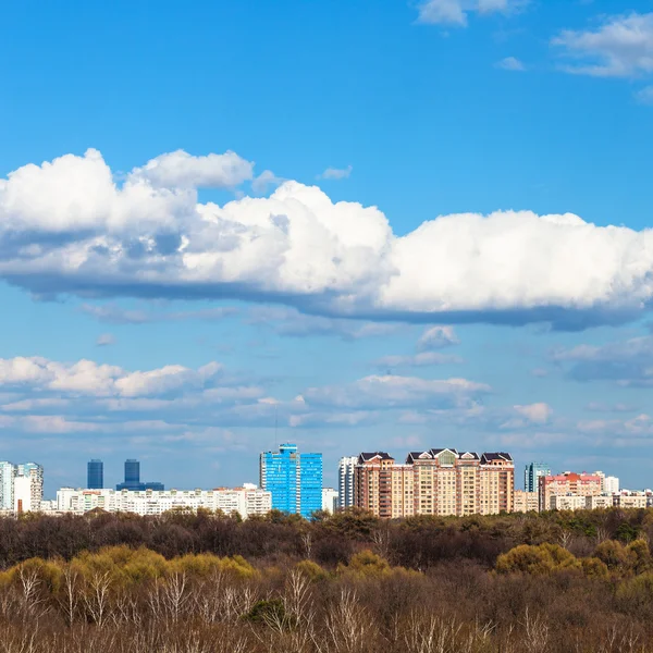 Blå himmel med vita moln över staden i soliga dagar — Stockfoto