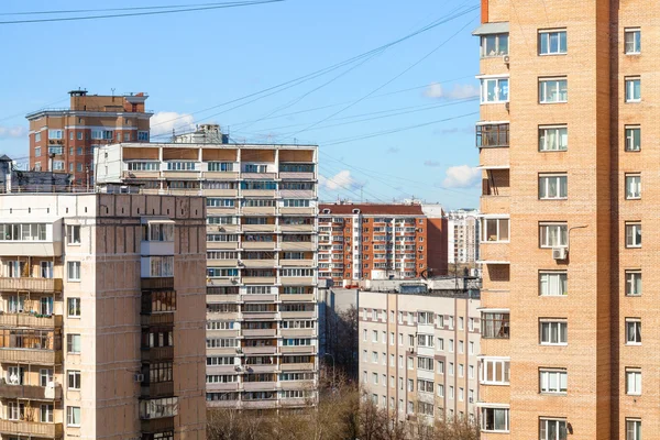 Stadtgebäude an sonnigem Frühlingstag — Stockfoto