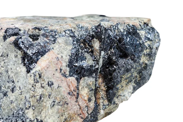 Minério ilmenita preto em pedra de nefelina (nefelita) — Fotografia de Stock