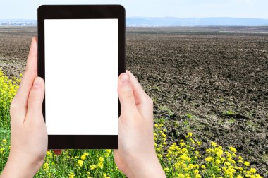 tablet pc ekran dışarı kesim ile holding eller