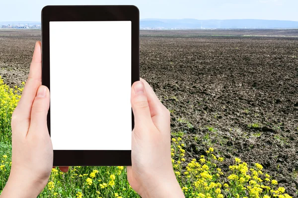 Hands holding tablet pc with cut out screen — Stock Photo, Image