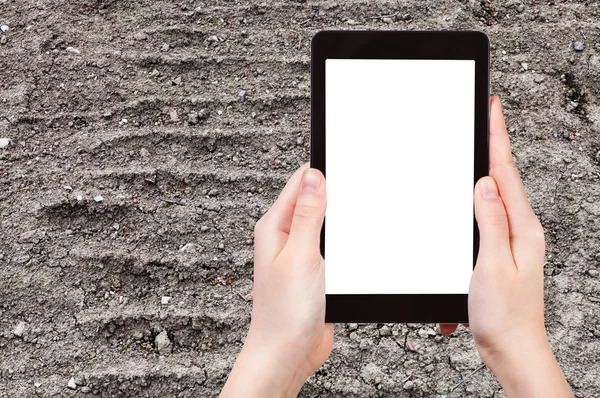 Farmer photographs ploughed field in spring — Stockfoto