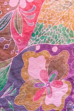 soyut çiçek desenli pembe ve mor batik üzerinde