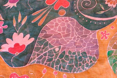 siyah ve kahverengi batik üzerinde soyut çiçek süsleme