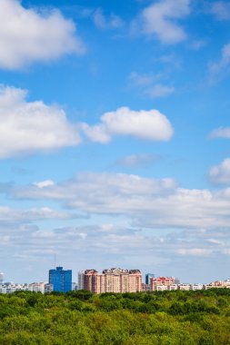 Yaz aylarında bulutlu mavi gökyüzü altında daire ev