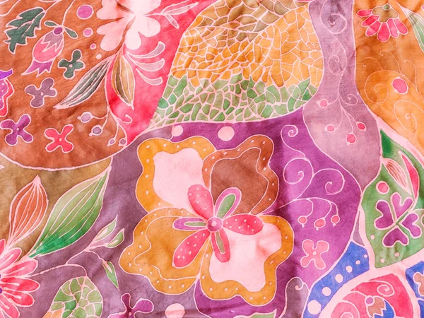 Abstrakte Blätter und Blüten auf rosa lila Batik — Stockfoto