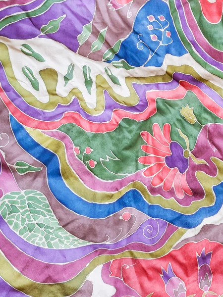 Абстрактный цветочный узор на сером шелковом батике — стоковое фото