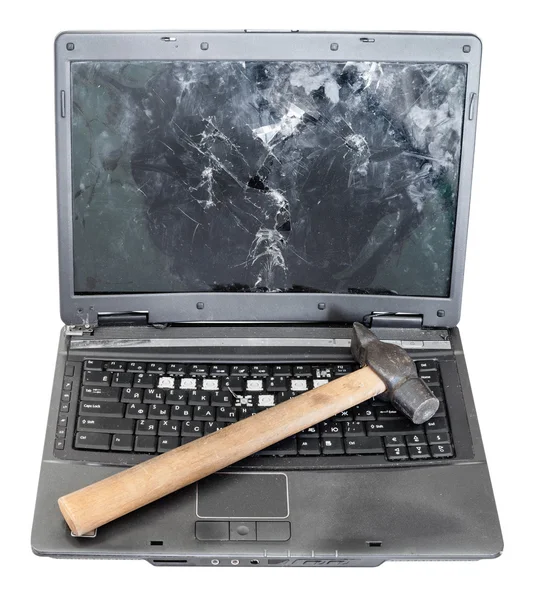 Vue de face ordinateur portable cassé avec marteau sur le clavier — Photo