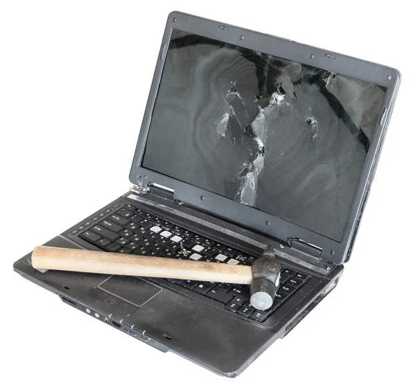 Vieil ordinateur portable endommagé avec marteau sur clavier — Photo